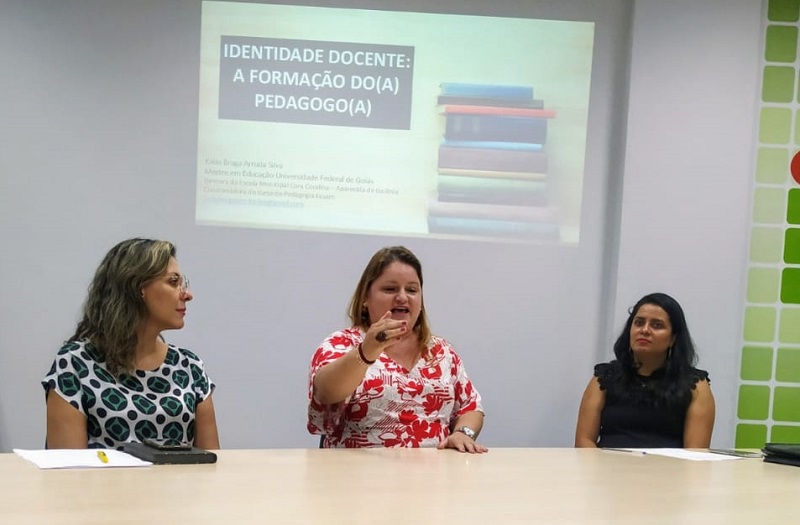 A palestra da professora Kátia Braga Arruda Silva (centro) teve mediação das professoras Késia Mendes Barbosa Oliveira e Alciane Barbosa Macedo Pereira